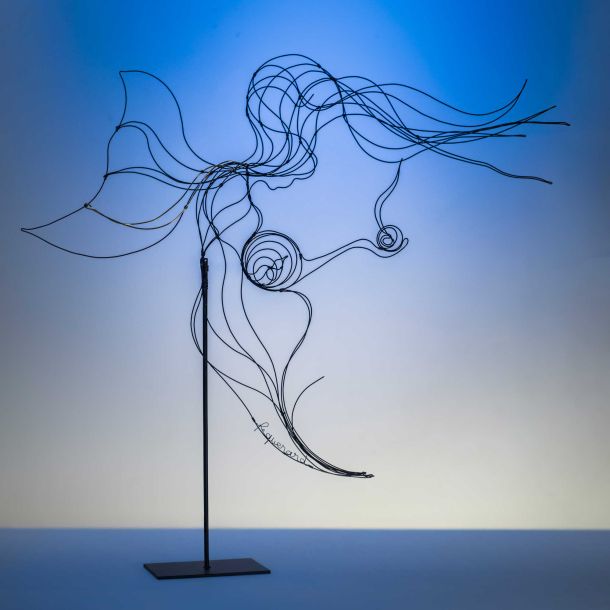 "D’elle en ailes" est une sculpture en fil de fer signée Fabienne Quenard. Une œuvre lumineuse, hommage à la féminité, au mouvement et à l’énergie intérieure.